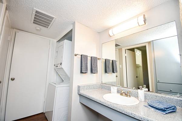 Refrigerator, Framed Mirrors, Wi-Fi 1