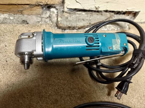 makita DA3000R angle drill 1