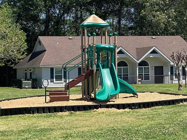 $915 / 1br - 615ft2 - Fenced courtyards, Kitchen island, Oversized closet, 2 swimming pools (Dayton, TX)63906677752963124