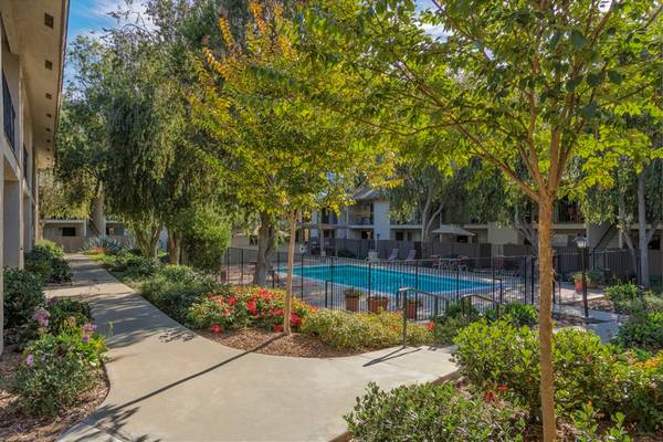 $2,650 / 2 habitaciones - 954 pies² - Sin depósito por mascotas, comunidad cerrada con acceso controlado, 2 piscinas (10108 Calle Marinero, Spring Valley, CA)63657310012675124