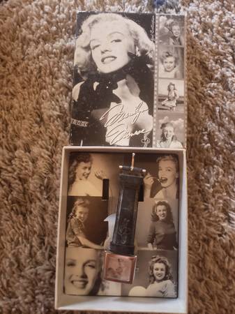 1998 Marilyn Monroe collectible watch In the Box 1