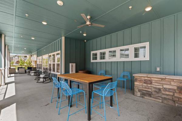 $1,790 / 2br - 1172ft2 - Fire Pit, 24 Hour Parcel Pick Up Facility, Included Washer/Dryer (Paramount)63981533967875122