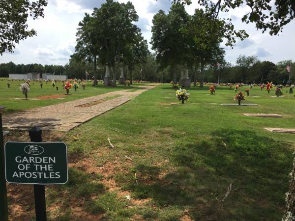 4 Parcelas para entierro / Parcelas en el cementerio en Roselawn Memorial Gardens, cada una - $2,000 (Decatur)62978586386691120