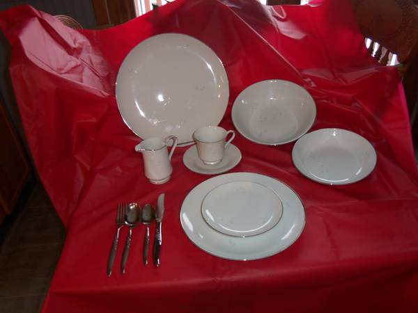 8 piece China setting 1