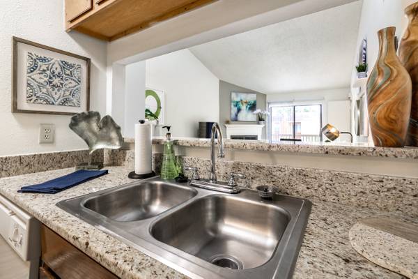 $1,450 / 2br - 1075ft2 - 🍂Welcome to Sawmill Creek🍂 (River Ridge)63903651196034123