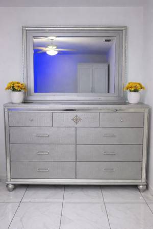 Used dresser with mirror 1