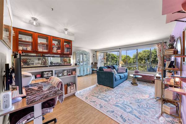 $360,000 / 1br - 725ft2 - NEW PRICE | Charming South Hill Condo With Bay Views (Bellingham)64213544932226123