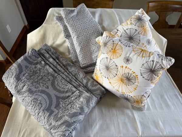 REVERSIBLE QUEEN COVERLET/SHAMS & DECORATIVE PILLOWS 1