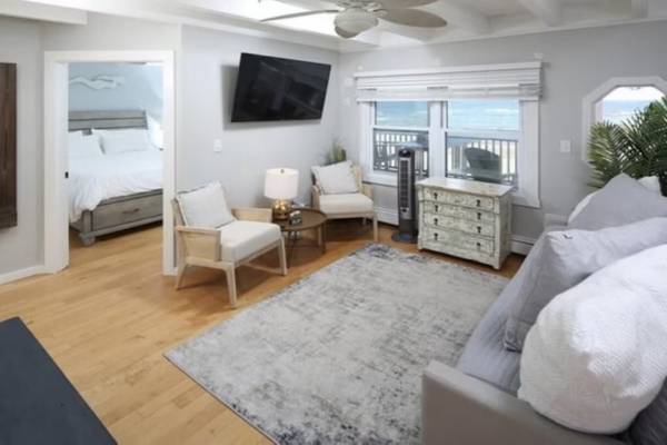 $1 / 4br - Charming! Direct ocean front house on private Minot beach in Scituate Sleeps 11. (Scituate, MA)63892102400387123
