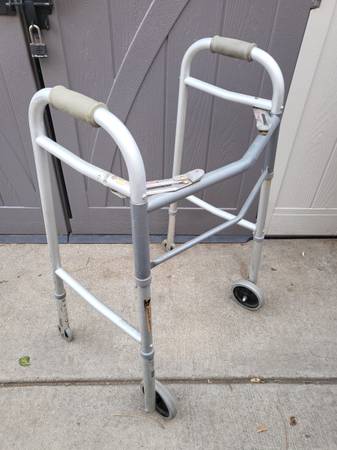 FOLDING ALUMINUM WALKER WITH FOUR WHEEKS 1