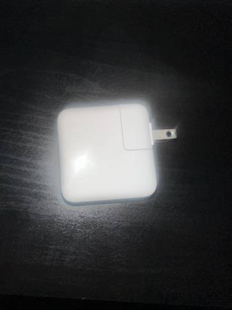 Apple 30W USB-C Power Adapter 1