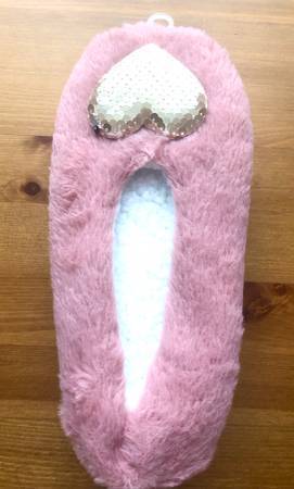 Cute Golden Heart Women’s Pink Slippers New One Size 6.5 7 7.5 - $20 (Financial District)62927920069891122