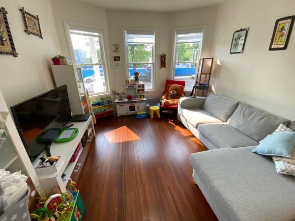$2,700 / 3br - Updated 3BR in East Rock w/ central ac and in-unit laundry! (New Haven)64010332052482123