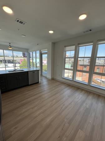 ~ Gorgeous Mile High 2 Bed ~ Move in Ready 12 Weeks Free Downtown 1