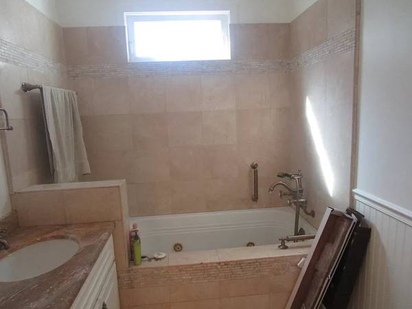 $1,250 / 2br - 1040ft2 - ***Charming 2BR Home with Sunroom & Private Yard – Capitola*** (capitola)63824141990915124