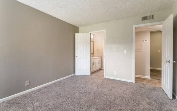 $1,445 / 2br - 1160ft2 - So much to offer, without breaking the budget! (Hendersonville)63680282325635123