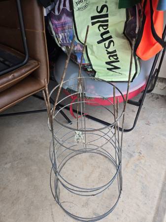 Metal Trellis for Climbing Roses or Tomotes - $5 (Kyle)63471405361923124