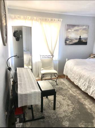 $1,350 Furnished room for rent in house in Redwood city. (Available now).. (redwood city)64011321803521124