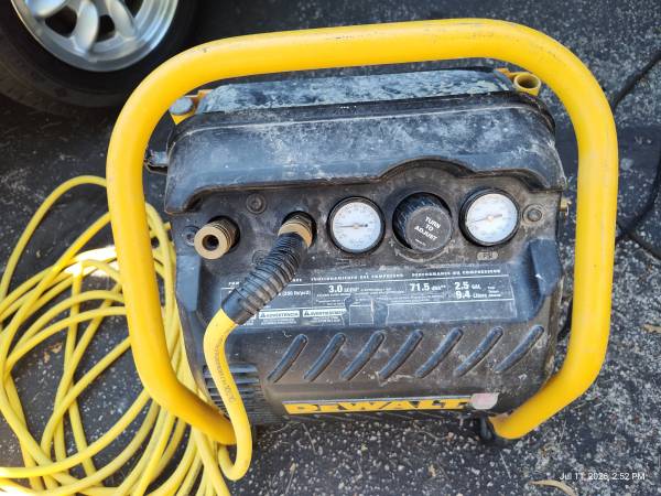 used dewalt compressor with hose 2.5 gallon 110 volt 1