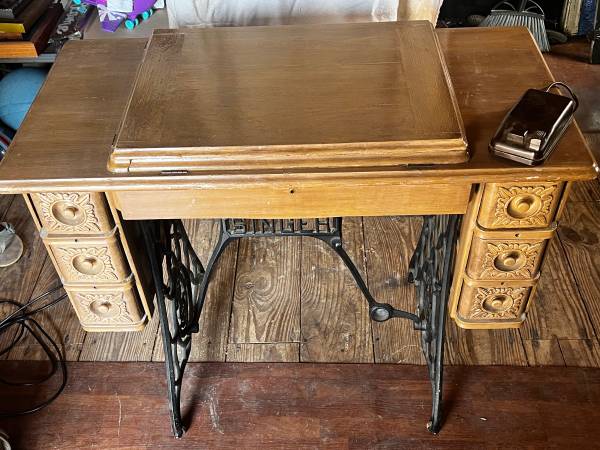 Singer sowing table with 401A model 1