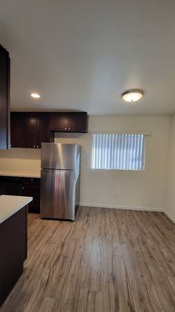 $1,825 / 1br - 575ft2 - Hermoso apartamento actualizado de 1 habitación/1 baño, balcón, lavaplatos, estacionamiento (445 E St #6) (Chula Vista)63663802747523124