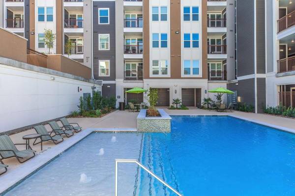 $1,450 / 1br - 761ft2 - Rare Opportunity! Modern 1-1 BR w/ Gym & Shimmering Pool (East Downtown)63906678171139124