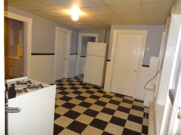 $575 Roommate wanted in 3 bedroom apt. Walk to MCPHS & DCU Center worcester (Worcester)63825124952577122