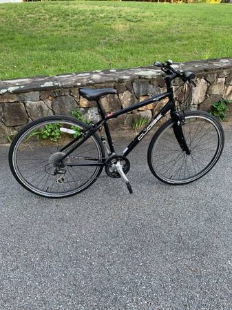 Globe Sport Specialized Hybrid Bike 20" Frame 24 Gears 700cm Wheels 1