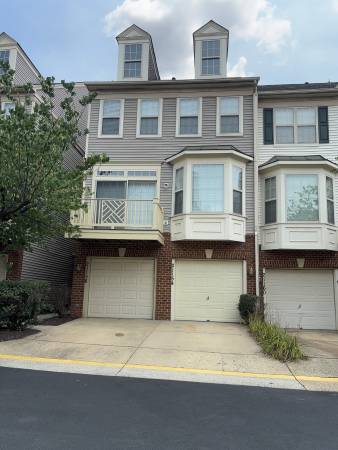 Location!Location! Location! Townhouse ready For Rent! 1