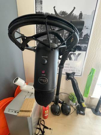 Blue Yeticaster Standing Microphone USB Professional Broadcast Mute Bu 1