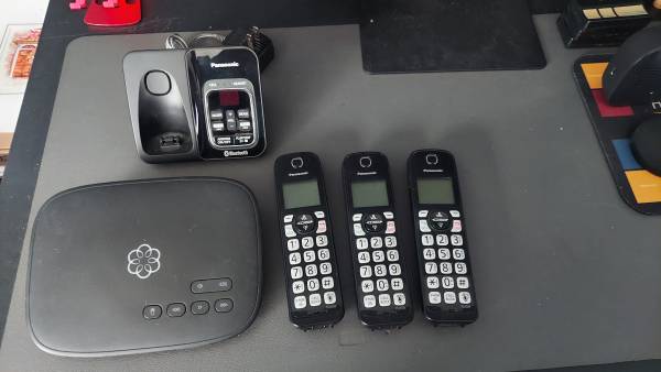 OOMA Telo base + 3 Panasonic cordless phones 1