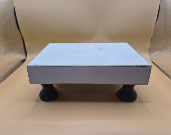White Footed Peg Foot Wood Display Stand 1