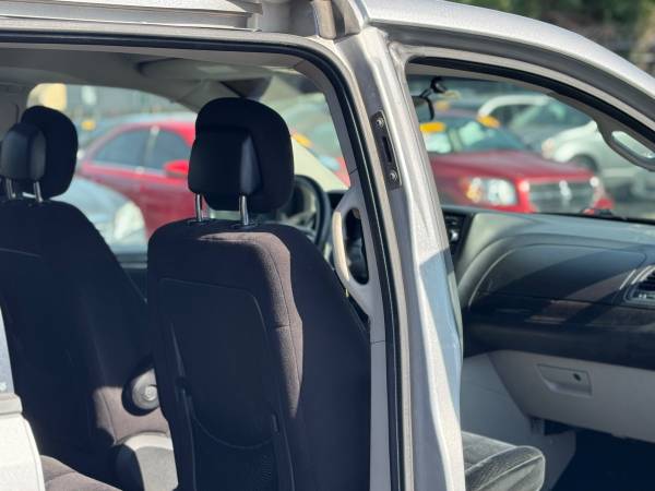 2014 Dodge Grand Caravan SXT // Título limpio // Confiable y espacioso - $4,000 (Bien mantenido // ¡PRECIO PARA VENDER RÁPIDO!)63618455236995124
