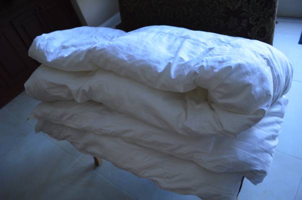 *** QUEEN SIZE COMFORTER WHITE *** 1