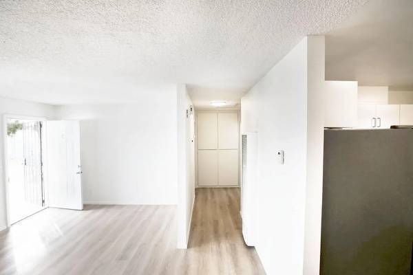 $1,700 / 2br - 950ft2 - 2 habitaciones/1 baño ubicado céntricamente con patio privado en un trplex tranquilo (Yucca Valley)63668320948227124