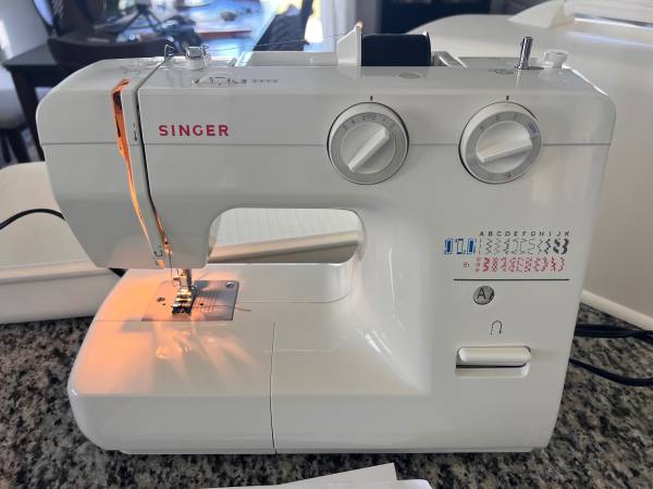 Singer Sewing Machine model 1120 1