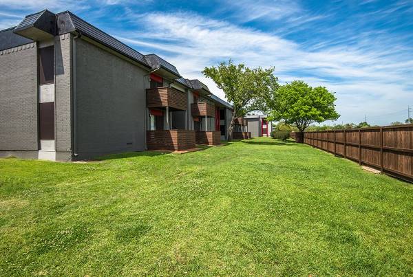 $1,263 / 2br - 853ft2 - Dishwasher, Spanish Speaking Staff, Microwave (1233 Castle Dr , Garland, TX)63796578631811124