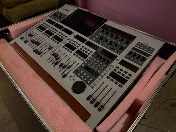 Behringer WING 48-ch digital mixing console + flight case 1
