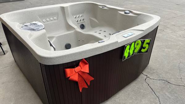 Save over $500 Spa Hot Tub 2 Pumps, lots of power, seats 6 1