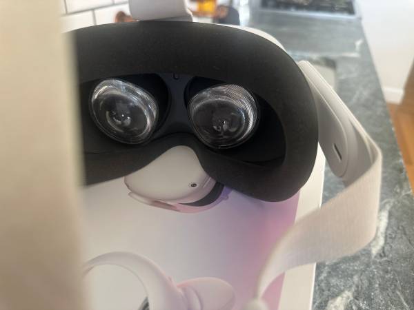 Oculus Quest 2 128GB + controllers + original box - $140