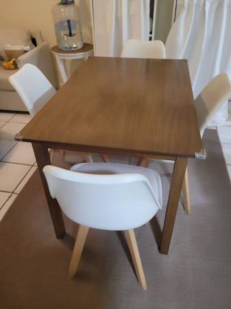 Rectangular Dining Table with 4 Chairs / Juego de Comedor Rectangular 1
