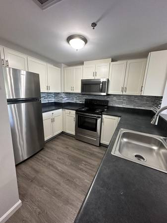 $2,525 / 2br - 1140ft2 - Fully Renovated with Stainless Steel Package, Picnic Area, Garage (180 Woodbury St, Manchester, NH)63932057566978120