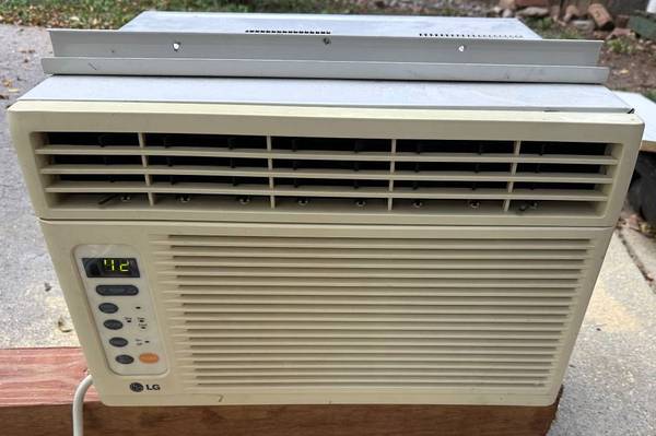 LG Window Mounted Air-Condition Model LB8000R (8000 BTU) 1