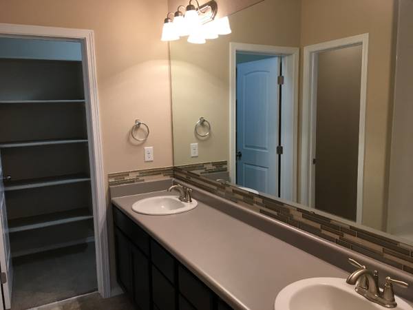 $1850.00 / 2br - 1368ft2 - ¡Hermoso adosado con chimenea y garaje para 2 autos!63686921263745123