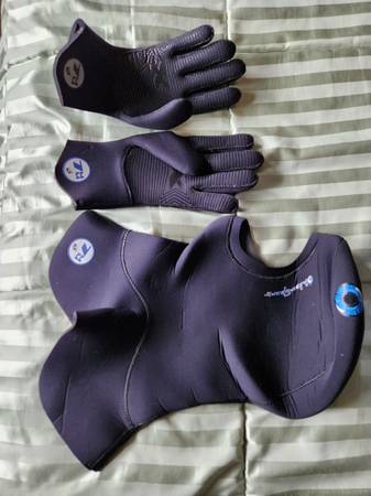 Neosport 7mm wetsuit hood and gloves 1