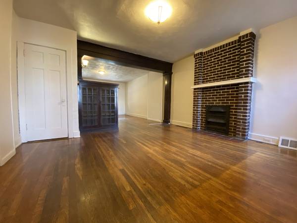 $1,785 / 3br - Rare 3 Bedroom Townhouse in Squirrel Hill! Covered Front Porch & Yard! (Squirrel Hill / Shadyside / CMU / Pitt / Pittsburgh)64013204203395123