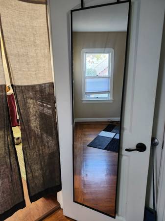 Solid Over-the-door mirror 1