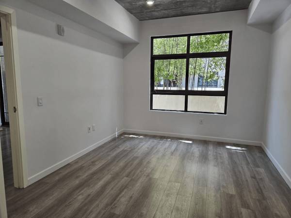 Central Air Conditioning, High Speed Internet, Refrigerator 1