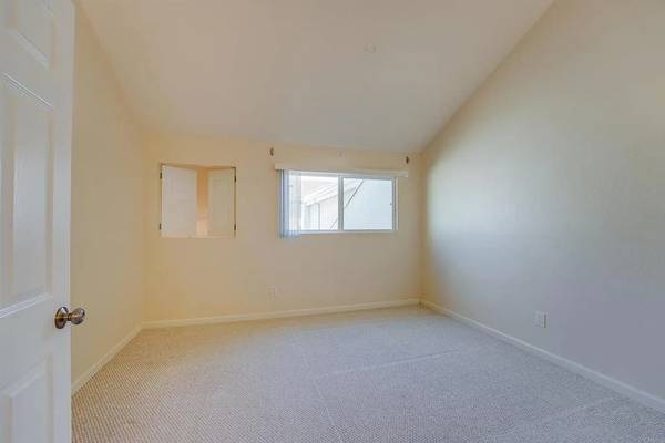 $1,450 / 1br - Este condominio listo para mudarse, altamente mejorado con techos altos (San Diego, CA)63845975637763124