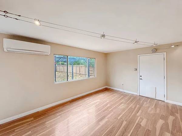 $1,450 / 2br - 700ft2 - //*Cozy 2BR/1BA Duplex – Open Concept, Mini-Split AC & Garage..!! (San Diego)64037042213249121